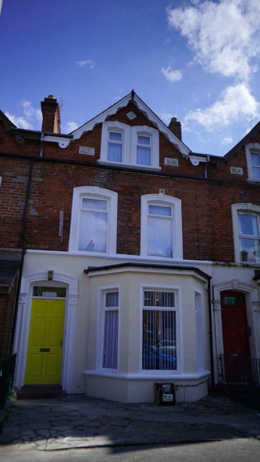 Big Yellow Door In Queens Quarter Belfast Exterior foto